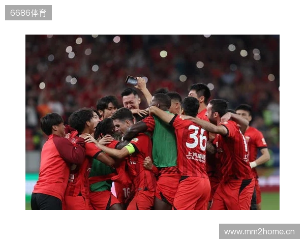 三连冠!上海海港加冕2025赛季中超冠军,摘下队史中超第四星 三连冠!上海海港加冕2025赛季中超冠军,摘下队史中超第四星