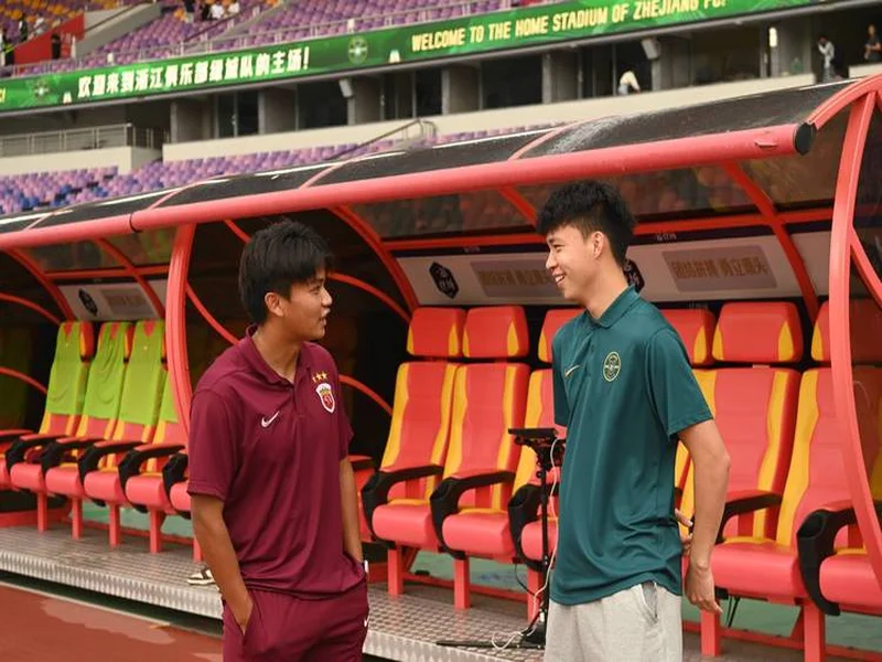 哥俩好!王钰栋评论蒯纪闻社媒 真帅兄弟;后者回复 你不在太孤单